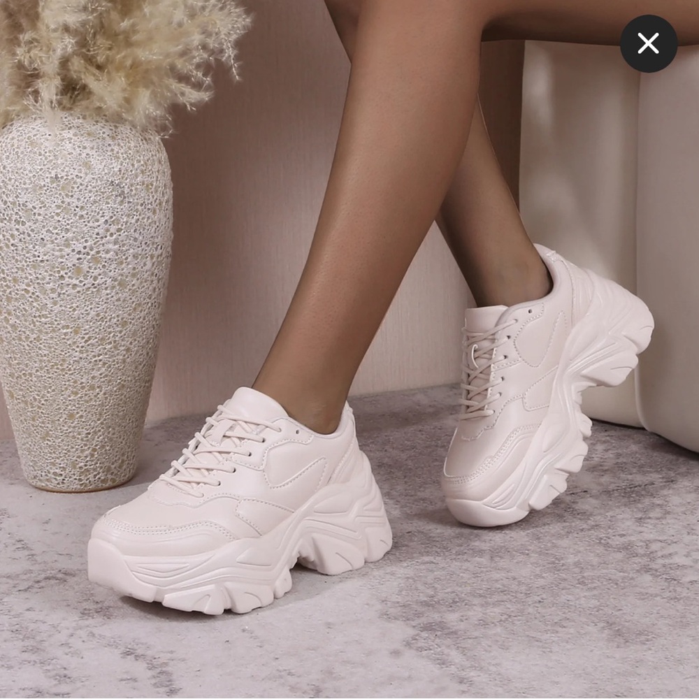 NWT Berness Women's Stylish white Sneakers